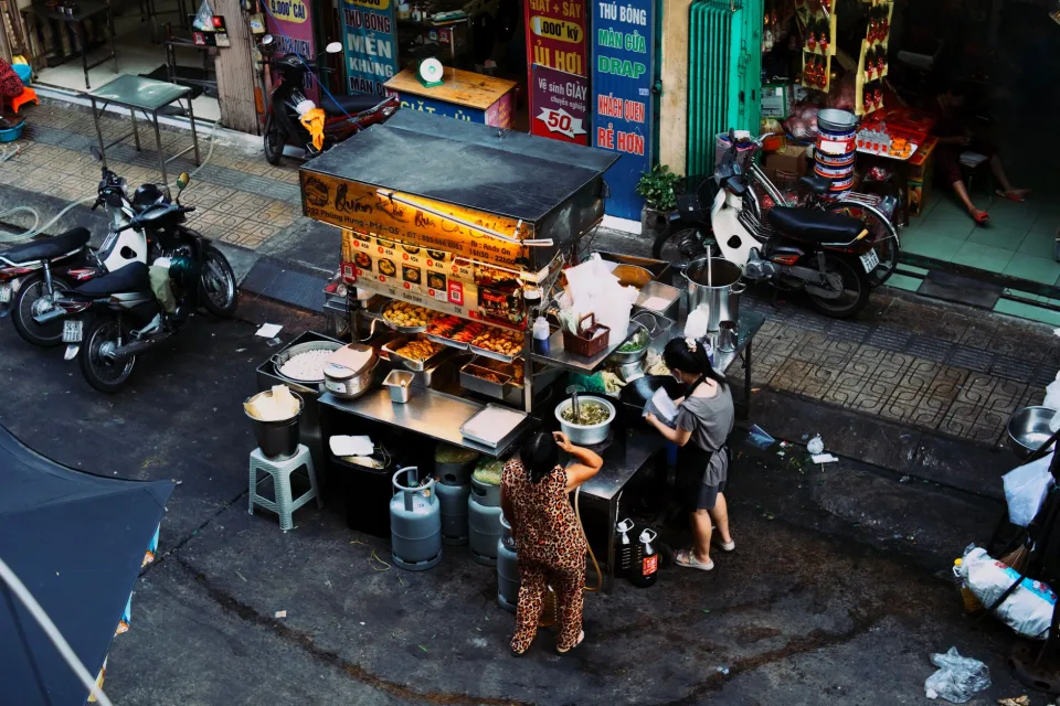 Hiên trước quán thoáng